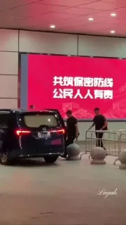 贱不贱呐 #女粉丝 围攻 一把推翻