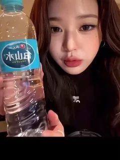 韩国女星张元英用中文回了句“等一下”.结果被韩国网民攻击辱骂，甚至将她说中文的行为与其“华裔血统”传闻挂钩。