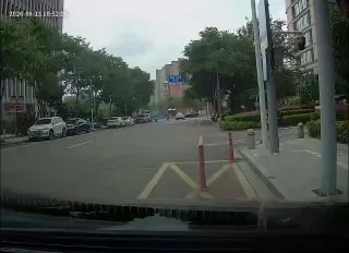 这是油门当刹车了？