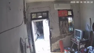老头嫖娼都挨家挨户得问，可有小姐接客 被大妈骂的狗血淋头🤣  #热点